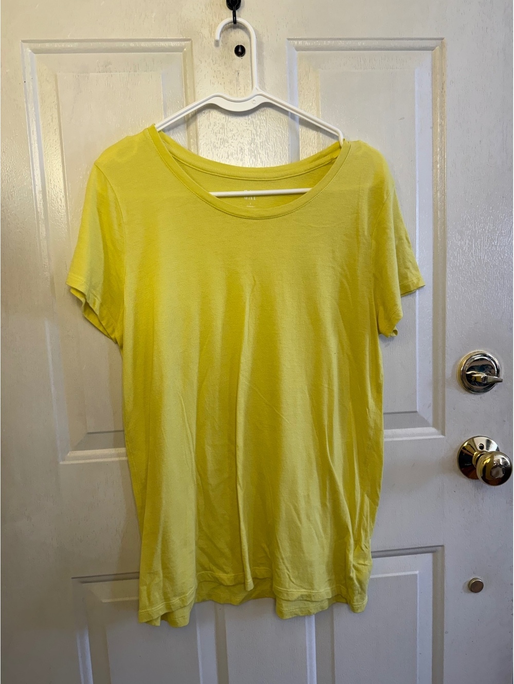 Gap size large women’s scoop neck favorite t shirt in yellow